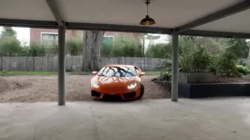 Neymar "Lamborghini"sini top yağışına tutdu
