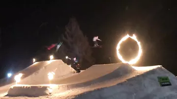Сноубордист не сумел прыгнуть сквозь огненный обруч и загорелся