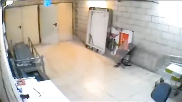 Məmur oğurluq edərkən görüntüləndi və istefa verdi