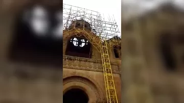 Безумие в Эчмиадзине: парень хотел спилить крест с кафедрального собора