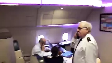 Макрон опубликовал видео, как звонит Путину