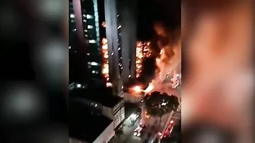 В Бразилии обрушилась охваченная огнем высотка