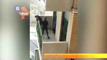Девочка ради лайков повисла на балконе многоэтажки