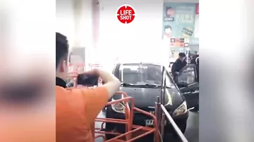 В Мурманске пожилой водитель перепутал газ с тормозом и влетел в магазин
