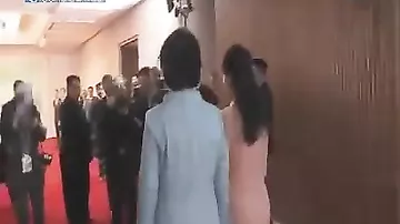 Ким Чен Ын оттолкнул журналиста, пытавшегося сфотографировать его жену