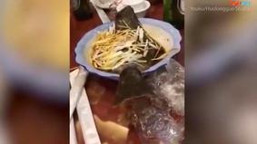 Приготовленная рыба выпрыгнула из тарелки и распугала посетителей ресторана