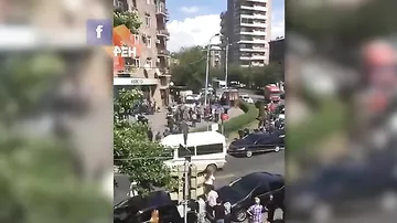 Видео с места нападения на банк в Армении