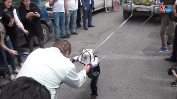 Пятилетний мальчик тащил трёхтонный внедорожник 34 метра
