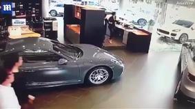 Обманутый бизнесмен протаранил салон Porsche на своем Cayenne