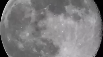 Космонавт снял завораживающее видео лунного заката с борта МКС