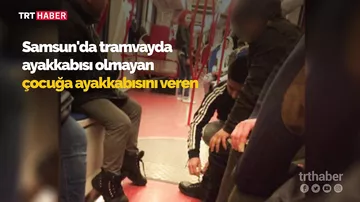 В Турции юноша надел на босоногого ребенка свои ботинки