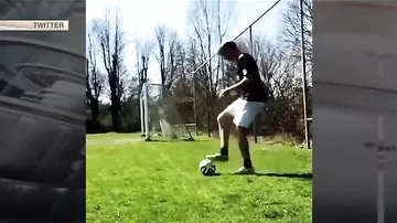 Футболист отправил мяч в ворота, ударив его «наоборот»