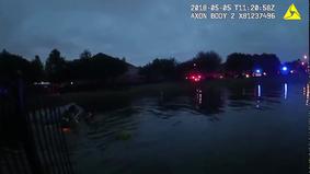 Техасские полицейские вытащили женщину из утонувшей машины и засняли это на камеру