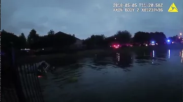 Техасские полицейские вытащили женщину из утонувшей машины и засняли это на камеру