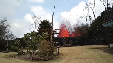 Житель Гавайев снял на видео огненный фонтан на заднем дворе своего дома