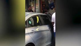 Автомобиль сбил пешеходов в Нью-Йорке и протаранил витрину магазина
