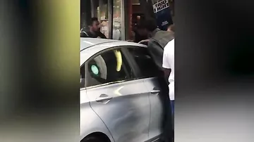 Автомобиль сбил пешеходов в Нью-Йорке и протаранил витрину магазина