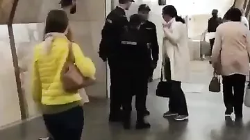 Пассажир московского метро взял на руки росгвардейца и попался