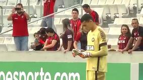 Бразильский вратарь увлекся смартфоном во время матча