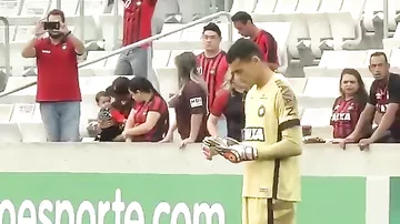 Бразильский вратарь увлекся смартфоном во время матча