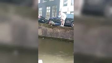 Пьяный турист потерпел фиаско, пытаясь достать упавшую в водный канал банку пива