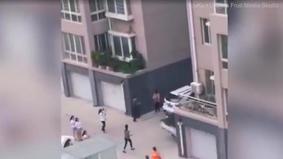 Китаец в самый последний момент поймал ребёнка, выпавшего из окна высотного дома
