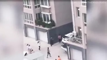 Китаец в самый последний момент поймал ребёнка, выпавшего из окна высотного дома
