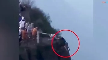 Мужчину, передумавшего прыгать со скалы, спасли монахи