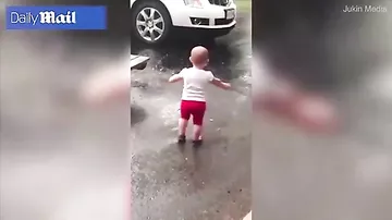 Реакция малыша на первый дождь растрогала интернет-пользователей