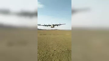 Американский самолет пролетел в метре над военными