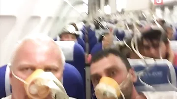 Пассажиры опубликовали шок-видео из салона самолета, экстренно севшего в Волгограде