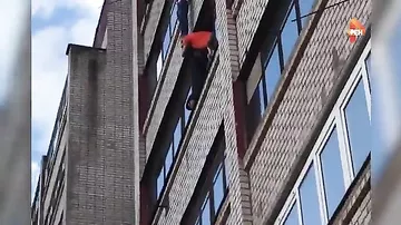 Чудесное спасение мальчика, упавшего с балкона