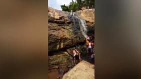 Подросток снял, как его друг покоряет водопад, но такое никто не сможет смотреть