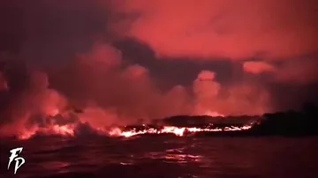 Лава из извергающегося на Гавайях вулкана достигла Тихого океана