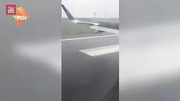 Пассажиры сняли на видео, как самолет выкатился за пределы ВПП в Астане