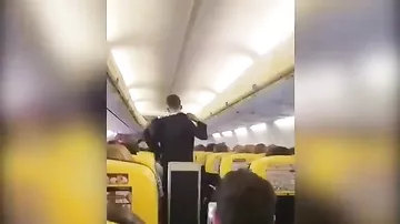 Танцующего бортпроводника в самолете сняли на забавное видео