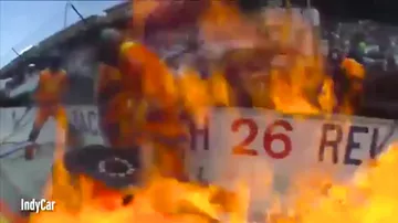 Сообразительный гонщик нашёл идеальный способ потушить загоревшееся авто