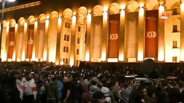 Видео многотысячного митинга в Тбилиси перед зданием парламента