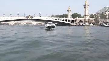 Во Франции появилось такси, парящее над Сеной