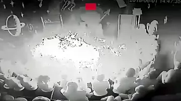 Момент взрыва на огненном шоу в иркутском ТЦ попал на камеры