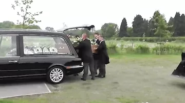 Тело водителя экскаватора привезли на похороны в ковше
