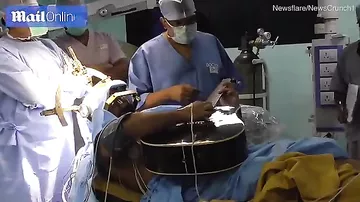 Пациент играл на гитаре и писал сообщения во время операции на мозге