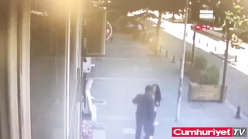 В Турции прохожий ударом головы сбил с ног избивающего жену мужчину