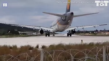 Взлетающий самолет сбил туриста с ног