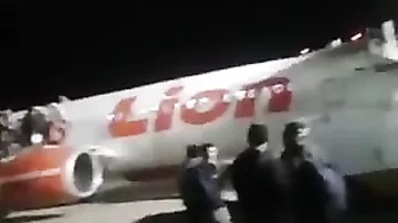 После шутки о бомбе на борту самолета пассажиры пытались спастись на крыле