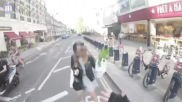 Велосипедист проучил нарушителей-пешеходов