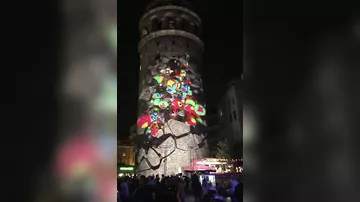 Завораживающее световое шоу на Галатской башне в Стамбуле