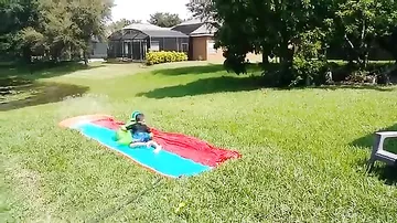 Мальчик заигрался с надувным крокодилом и не заметил настоящего