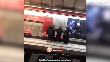 Женщина набросилась на полицию нравов в метро