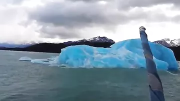 Зрелищный момент разделения айсберга попал на видеокамеру в Патагонии